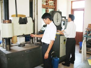 1340072442 Thuc hien thi nghiem kiem tra cuong do mau BT trong phong Thi nghiem